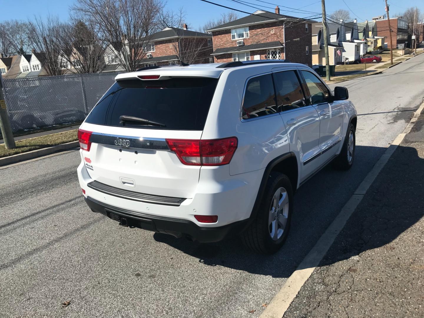 2013 White /Tan Jeep Grand Cherokee Laredo (1C4RJFAG6DC) with an 3.6 V6 engine, Automatic transmission, located at 577 Chester Pike, Prospect Park, PA, 19076, (610) 237-1015, 39.886154, -75.302338 - Photo#4